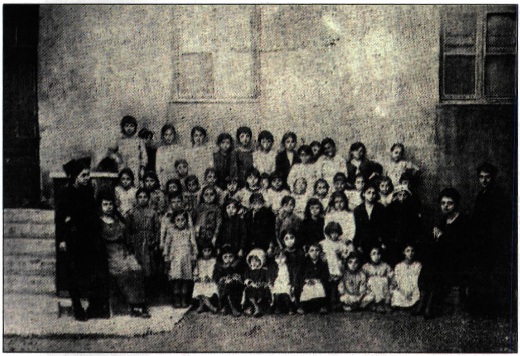 178. Πρόσφυγες μαθήτριες τον Α ' Δημοτικού Σχολείου Θηλέων Λαυρίου